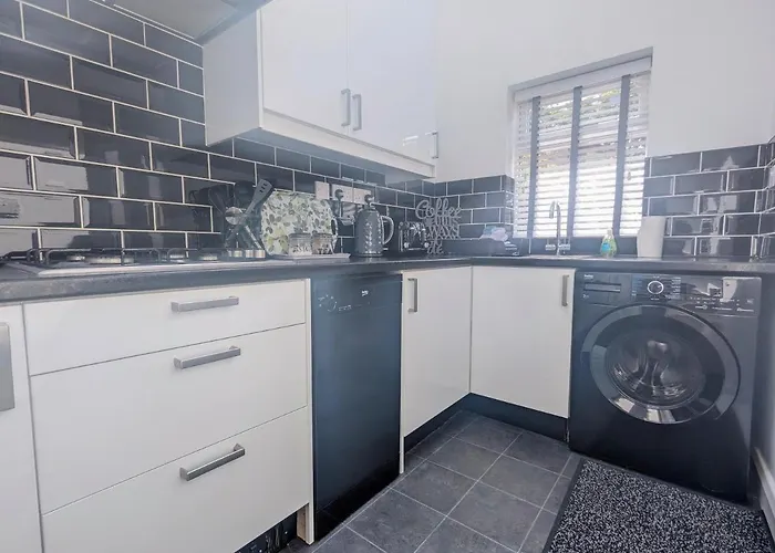 3 Bed City Home - South Facing Patio - 4-5 Beds