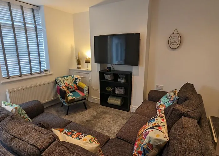 3 Bed City Home - South Facing Patio - 4-5 Beds
